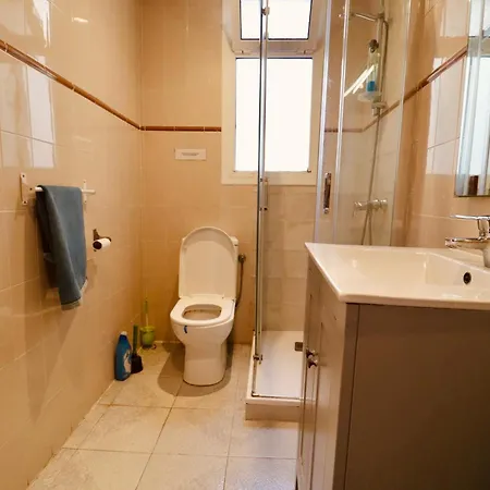 2 Bed Apartment, Great Location, 500m From Valencia