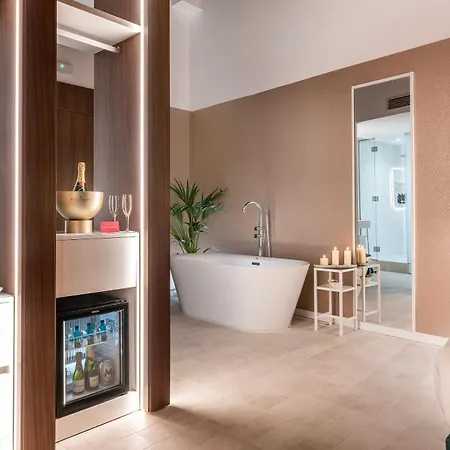 Axel - Adults Only 4* Valence