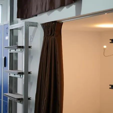 Bizzbeach Hostel *