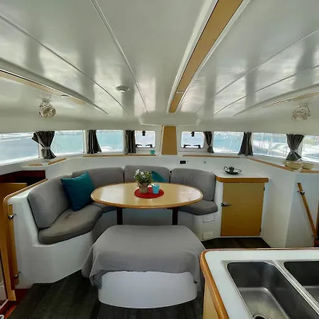 Barco Sobre El Mar 船上ホテル *