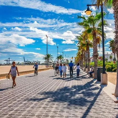Homestay Valencia, Netflix, 4 Mins Walk To The *