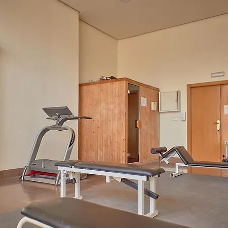 Luxury 6 People Gym Pool Great Location Apartment *