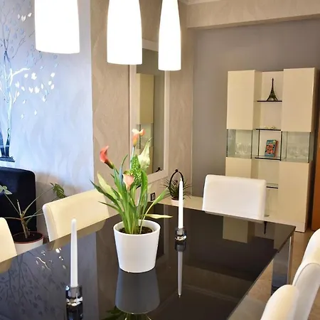 Luxury 6 People Gym Pool Great Location Apartment