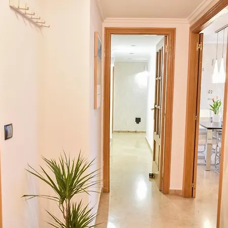 Luxury 6 People Gym Pool Great Location Apartment *