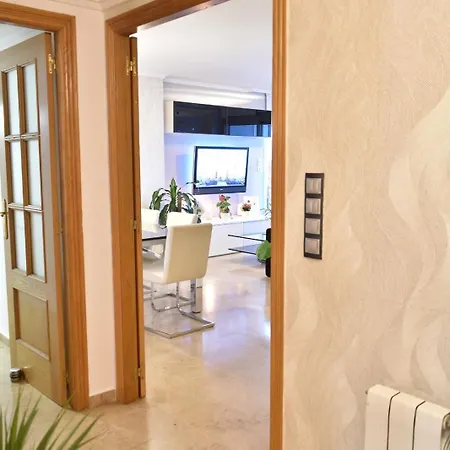 Luxury 6 People Gym Pool Great Location Apartment *