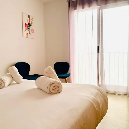 Abat 2 Cool & Wide Flat Next To The Cathedral Apartment