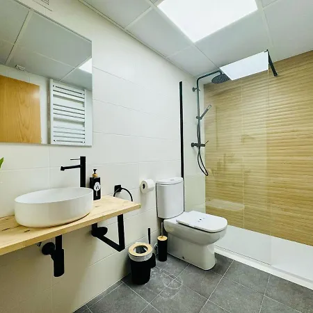 Abat 1 Cool & Wide Flat Next To The Cathedral *