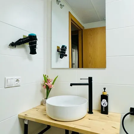 Abat 1 Cool & Wide Flat Next To The Cathedral 公寓