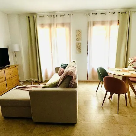 Abat 1 Cool & Wide Flat Next To The Cathedral *