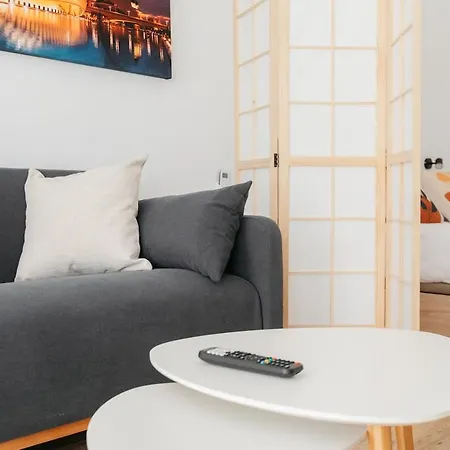 Apartment Stylish With Easy Access To Valencias