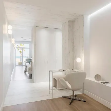 Exclusive Beachfront Apartamento