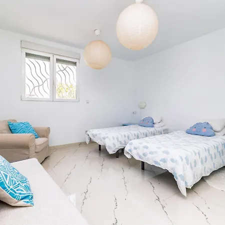 Casa Familiar 9 Pax, Smart Tv, Centro, Playa, Cafe, Ac Holiday home