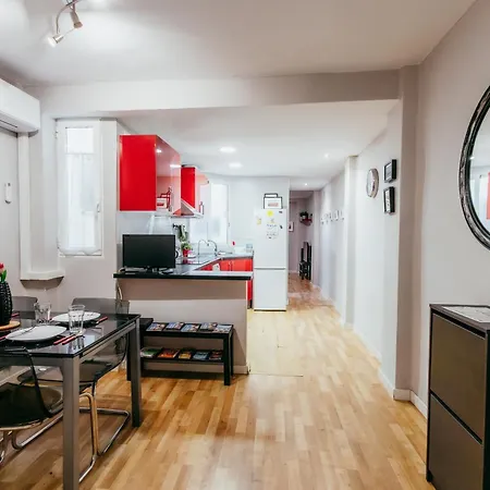 Apartmán Queen Apt, 2min To Beach, Terrace, 3bd, 6pax *