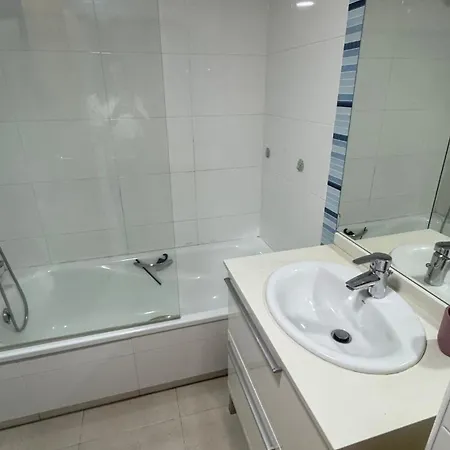 300 M From The ,parking , Breakfast *