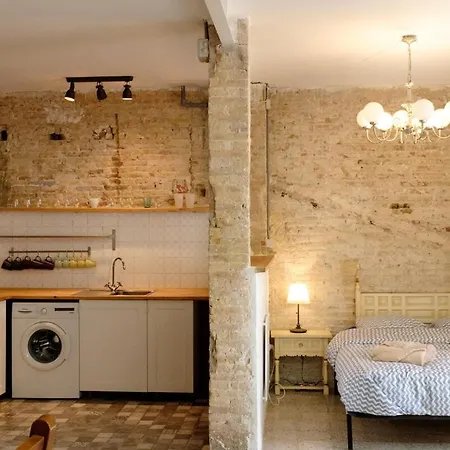 아파트 Cozy Loft Near The