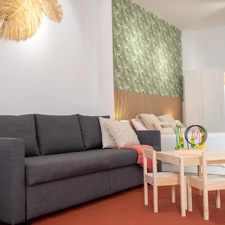 Spacious 75M Family Apt Near Ave And Free Parking