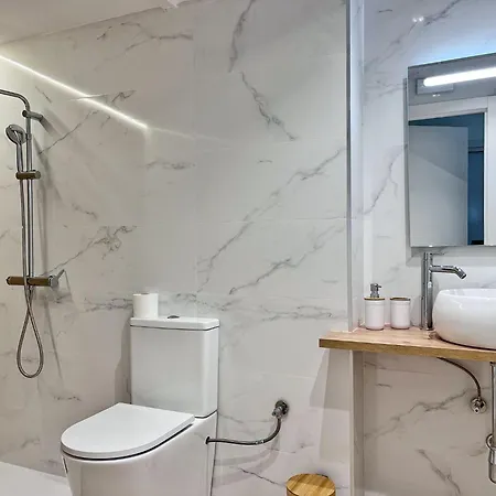 Spacious 75M Family Apt Near Ave And Free Parking דירה