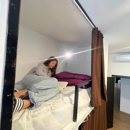 Bizzbeach Hostel *
