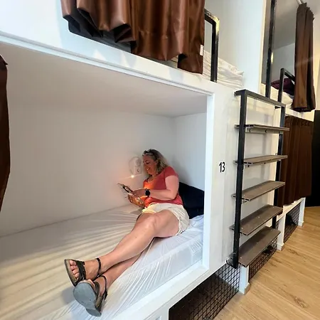 Bizzbeach Hostel