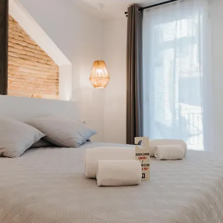 Hulot בית הארחה 4*