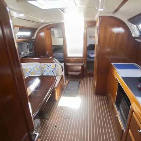 On A Sailing Boat In Úszó hotel *