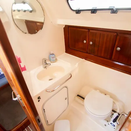 On A Sailing Boat In Úszó hotel