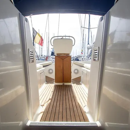 بوتيل On A Sailing Boat In