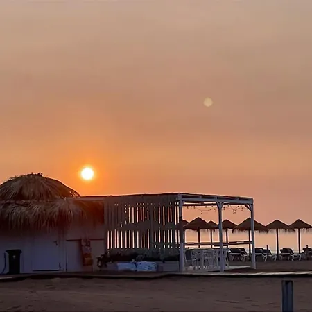 Stylish Well-connected Beachfront Flat Daire