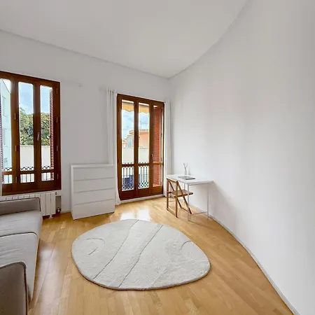 Bright Designer In Old Town Apartman