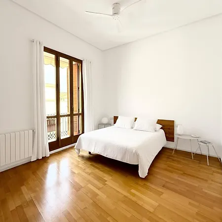 Bright Designer In Old Town Apartment *
