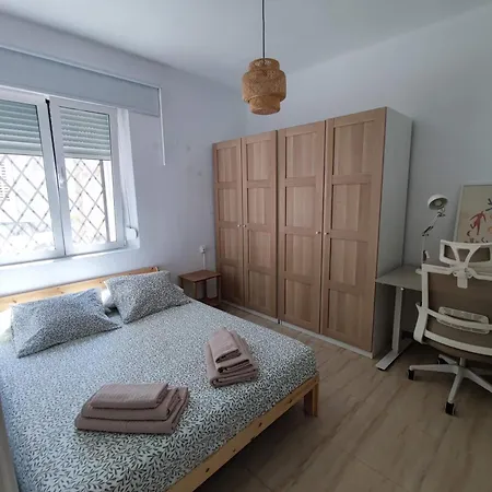 Al Lado De La Playa Malvarrosa *