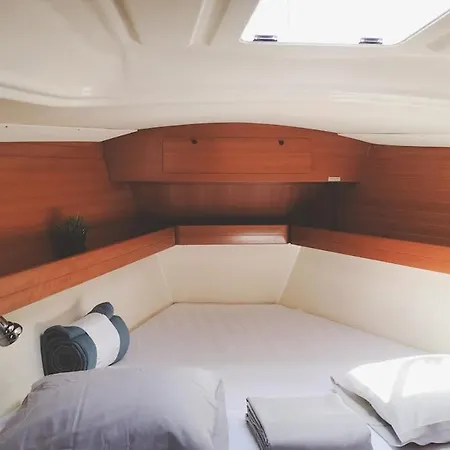 Magnificent Sailboat With Free Parking For Cars Botel *