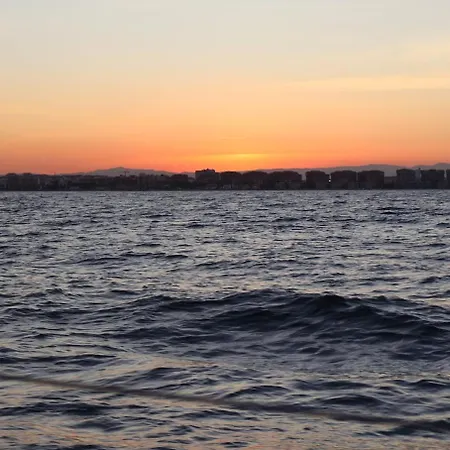 Magnificent Sailboat With Free Parking For Cars بوتيل