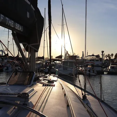 Magnificent Sailboat With Free Parking For Cars Πλωτό κατάλυμα