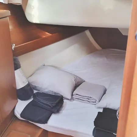 Magnificent Sailboat With Free Parking For Cars Πλωτό κατάλυμα