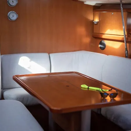 بوتيل Magnificent Sailboat With Free Parking For Cars *