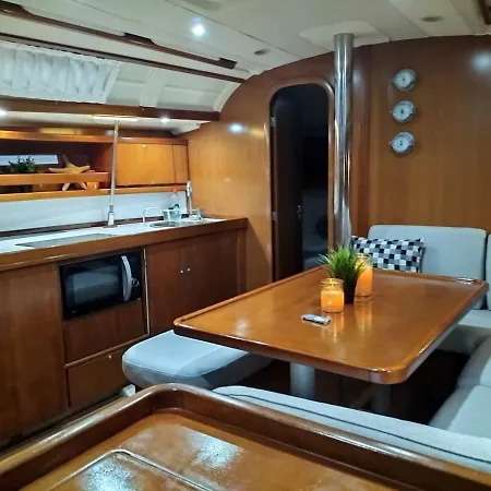 Πλωτό κατάλυμα Magnificent Sailboat With Free Parking For Cars Βαλένθια