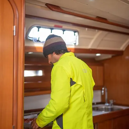 Magnificent Sailboat With Free Parking For Cars بوتيل