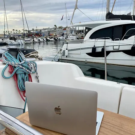 Magnificent Sailboat With Free Parking For Cars Botel *