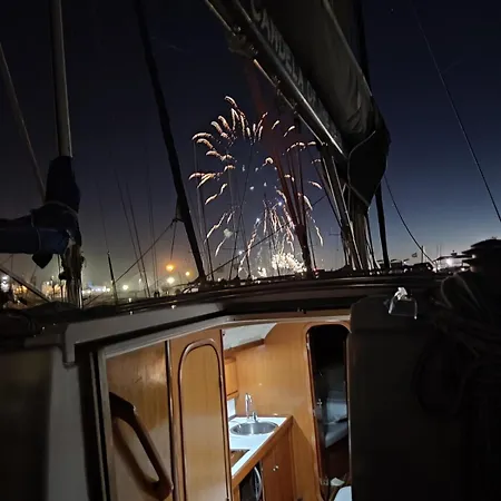 بوتيل Magnificent Sailboat With Free Parking For Cars