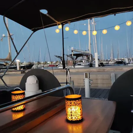 بوتيل Magnificent Sailboat With Free Parking For Cars فالنسيا