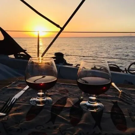 Magnificent Sailboat With Free Parking For Cars Botel *