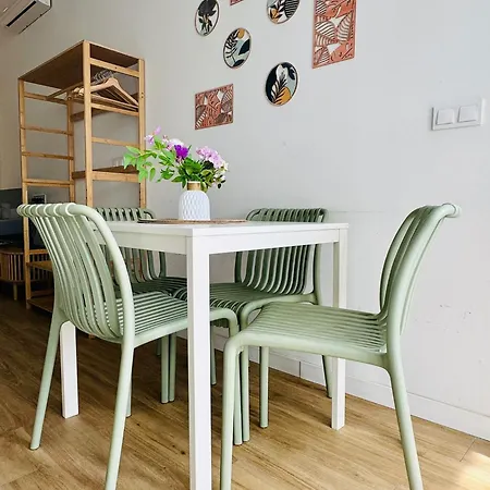 & Cozy Flat Close The Valencia