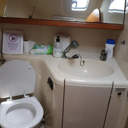 بوتيل Magnificent Sailboat With Free Parking For Cars *