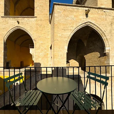 Bonito Justo Junto A La Torre De Quart