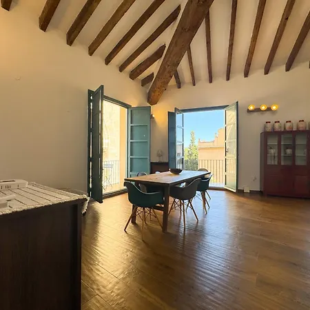 Bonito Justo Junto A La Torre De Quart