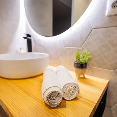 Florit Flats - The Trafalgar *