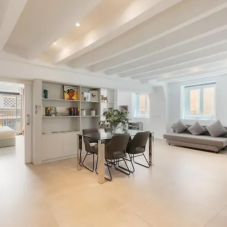 Comfort & Charm In The Center Apartment *