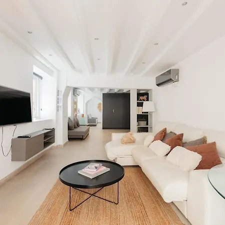 Comfort & Charm In The Center Apartment