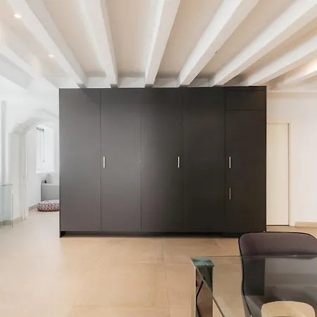 Comfort & Charm In The Center Apartment *